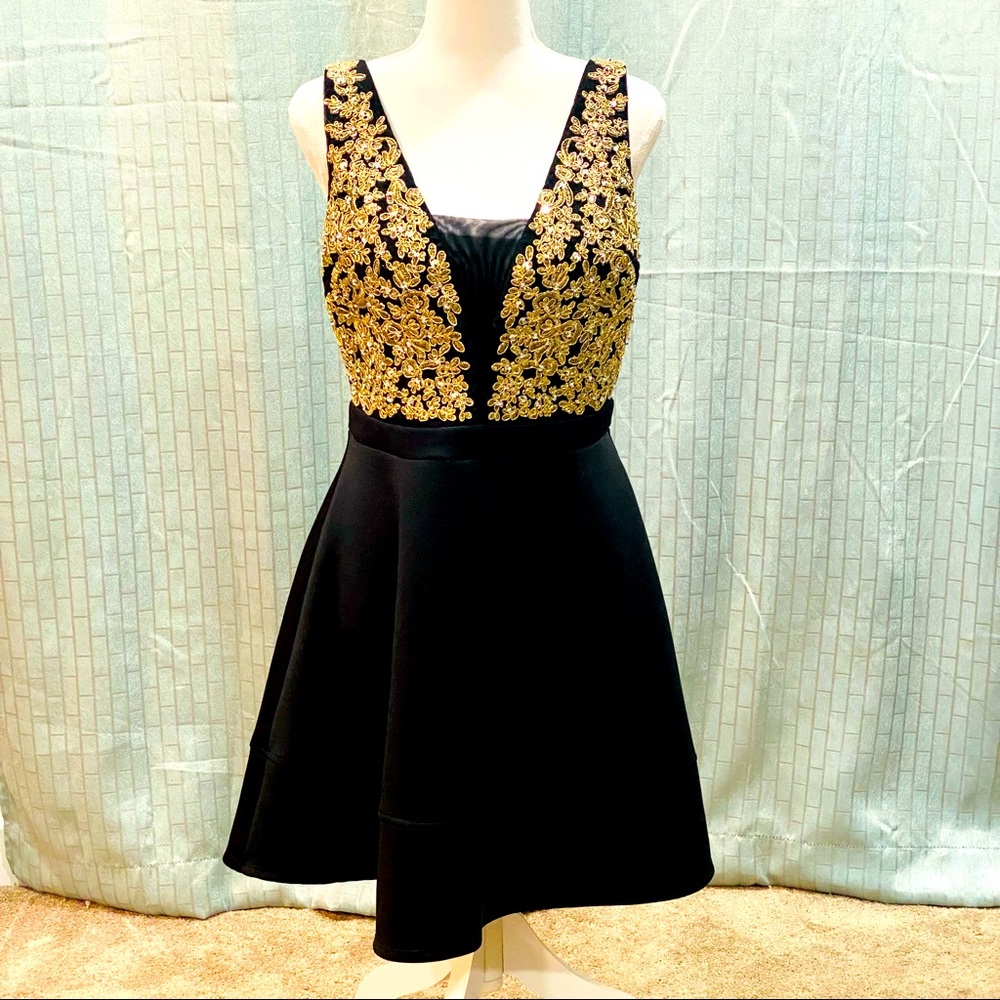 Size 11 Emerald Sundae black and gold dress